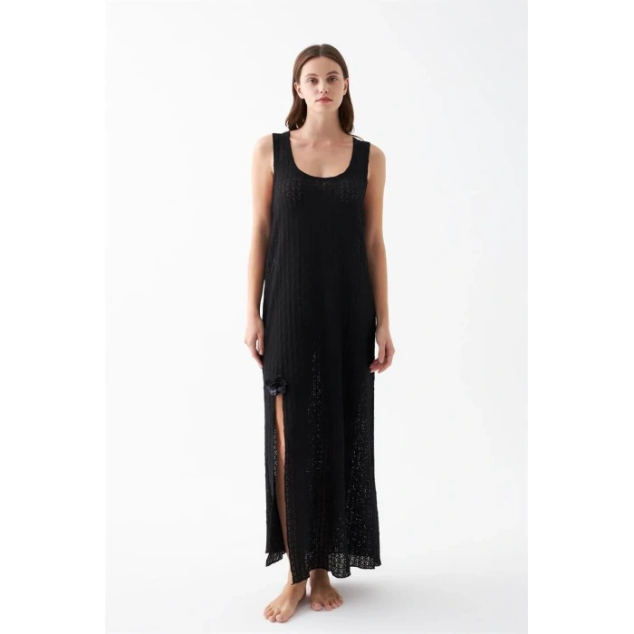 Giyim Kadın Siyah Dantel Dokulu Yırtmaçlı Uzun Gecelik – Zarif ve Rahat Uyku Geceliği