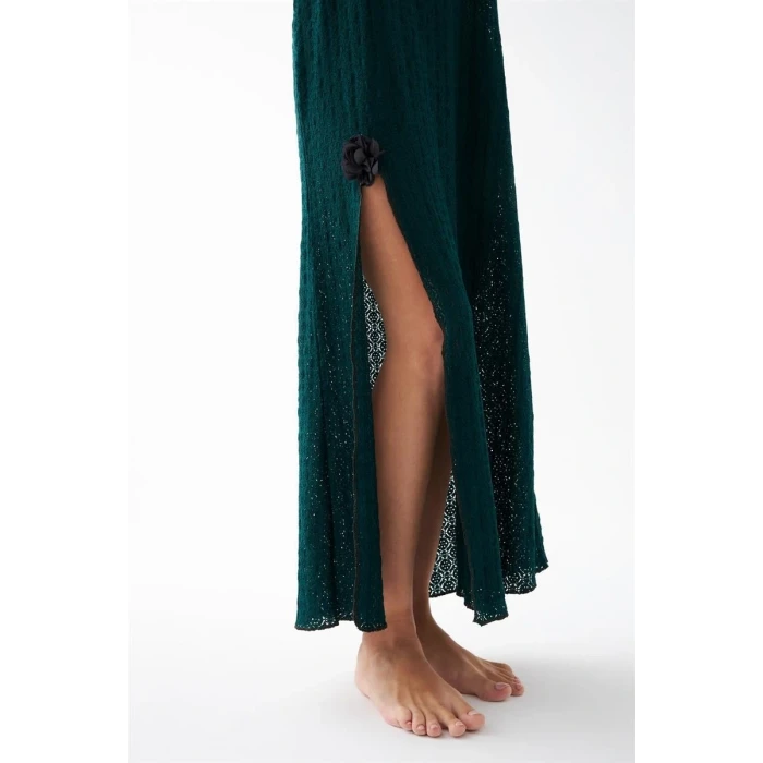 Giyim Kadın Zümrüt Yeşili Dantel Dokulu Yırtmaçlı Uzun Gecelik – Zarif ve Rahat Uyku Geceliği
