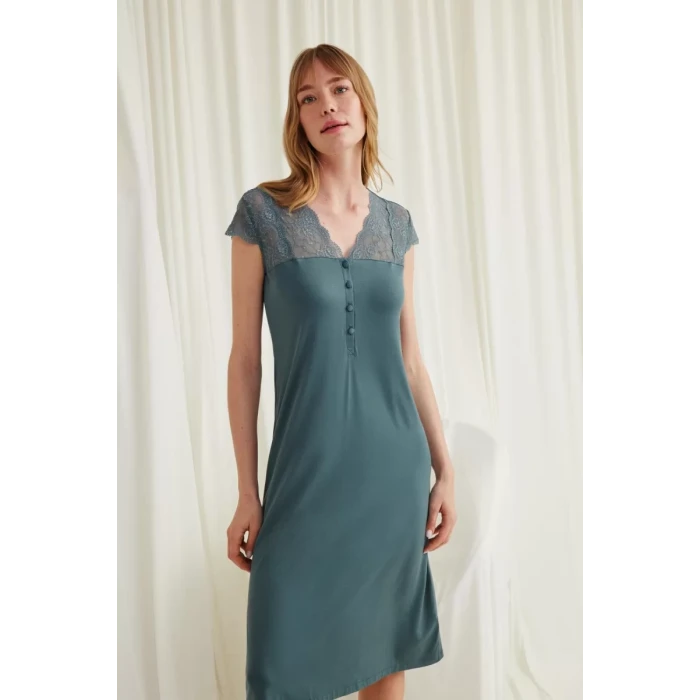 Kolu Omzu Ve Yakası Dantelli Önü Düğmeli Gecelik