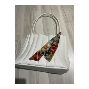 Kadın Şallı Büzgülü Kol Çantası Takım - Beyaz