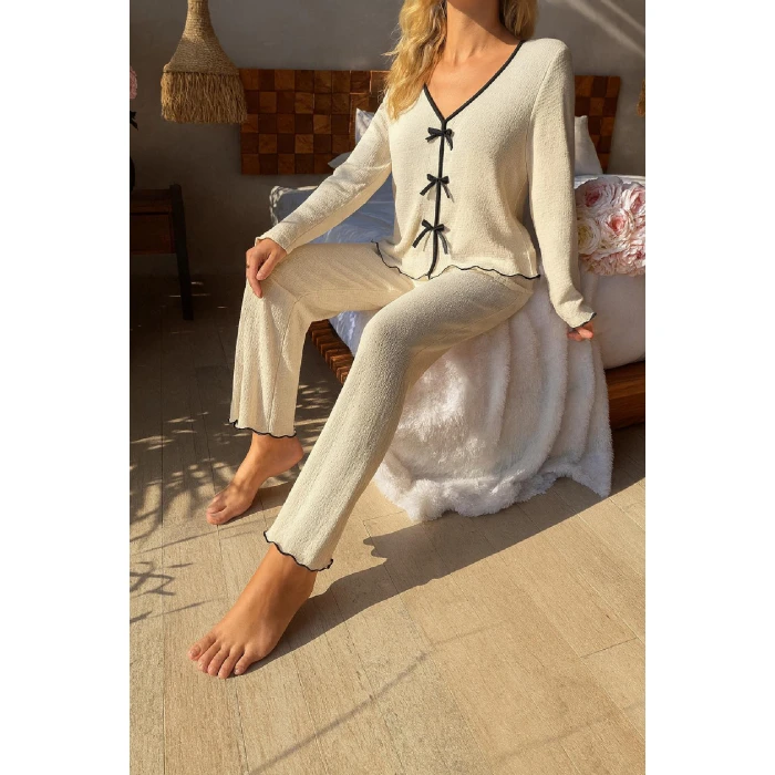 Kadın Beyaz Fiyonklu İç Çamaşırı ve Uzun Kollu V Yaka Pijama Takımı 4lü Set