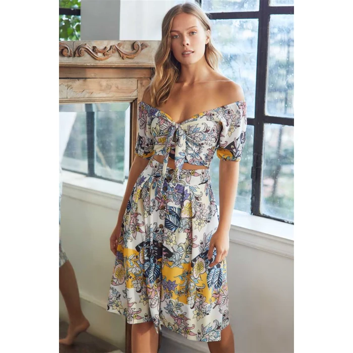 Kadın Dokuma Önden Bağlamalı Çiçek Baskılı Omuzu Düşük Büstiyer Ve Önden Düğmeli Etek Takım