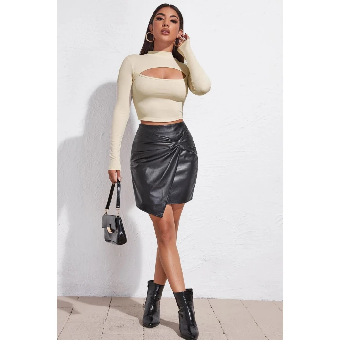 Kadın Ekru Göğüs Dekolteli Uzun Kollu Cut Out Crop Top Bluz