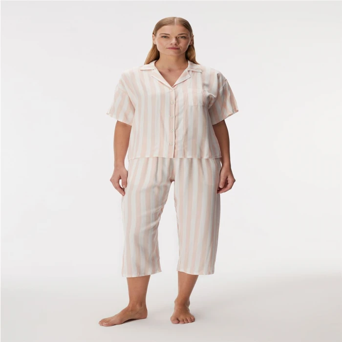 Kadın Kısa Kol Gömlek Ve Kapri Pantolon Takım