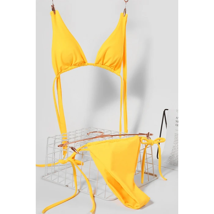 Kadın Sarı Yandan Bağlamalı Tangalı Üçgen Bikini Mayo Takımı