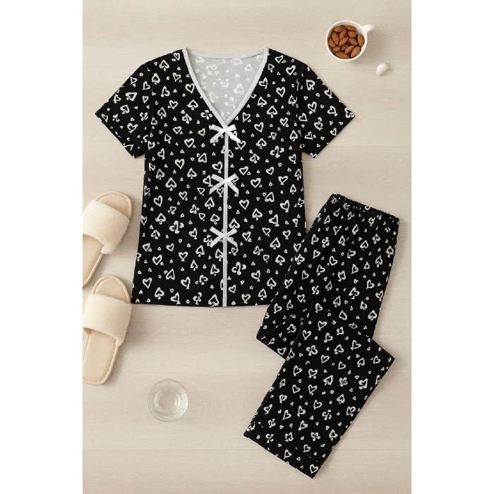 Kadın Siyah Beyaz Kalp Desenli Fiyonklu Kısa Kollu Pijama Takımı