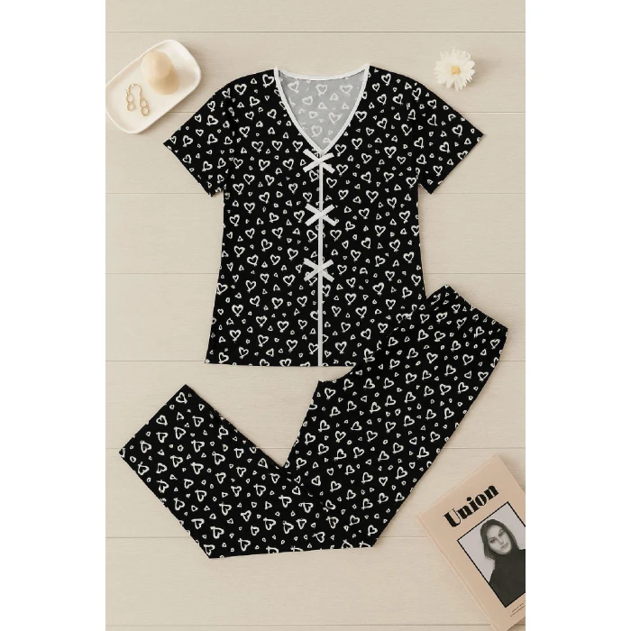 Kadın Siyah Beyaz Kalp Desenli Fiyonklu Kısa Kollu Pijama Takımı