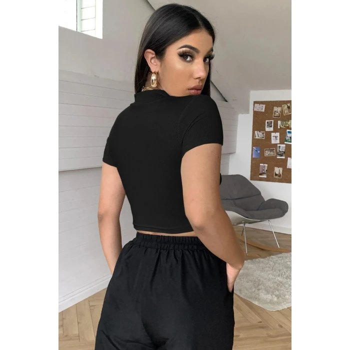 Kadın Siyah Göğüs Dekolteli Yarım Kollu Cut Out Crop Top Bluz