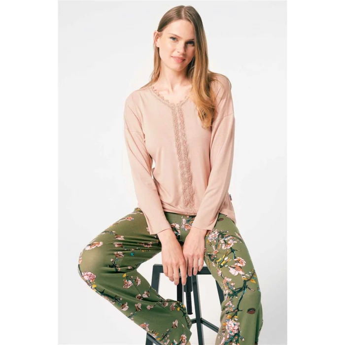 Uzun Kol V Yaka Viskon Çiçek Desenli Kışlık Örme Normal Bel Dantel Detaylı Pijama Takımı