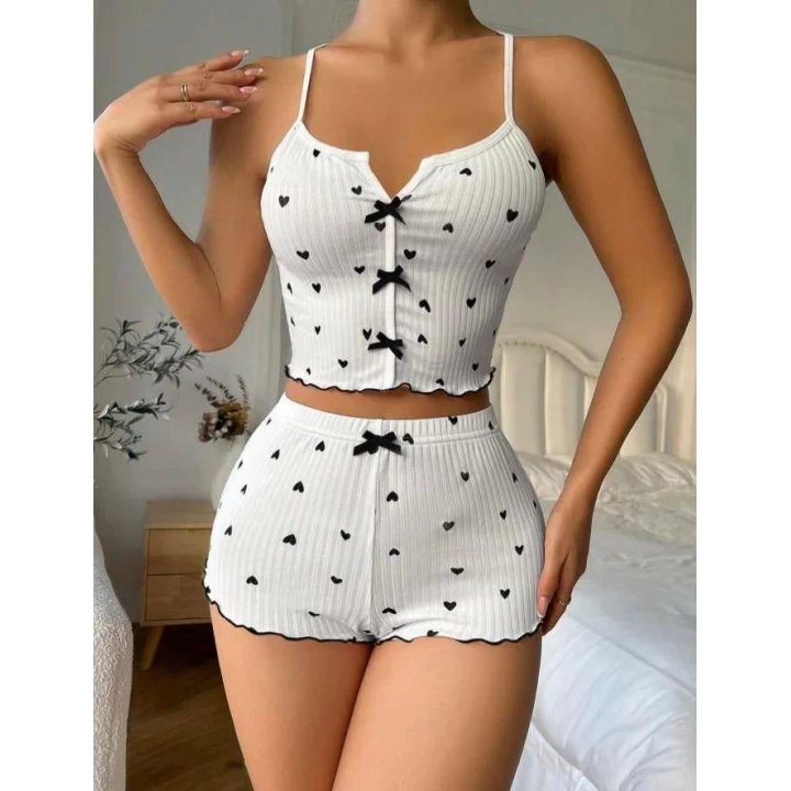 Beyaz Üstüne Siyah Kalp Desenli Askılı Şortlu Pijama Takımı