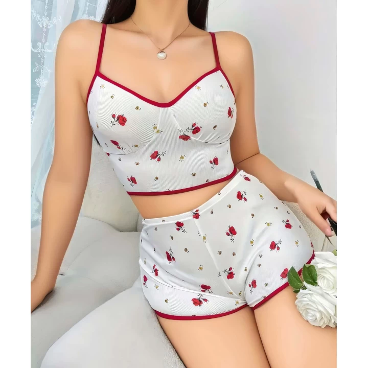 Pamuklu Beyaz Üstüne Kırmızı Gül Desen Fitilli Askılı Şortlu Pijama Takımı