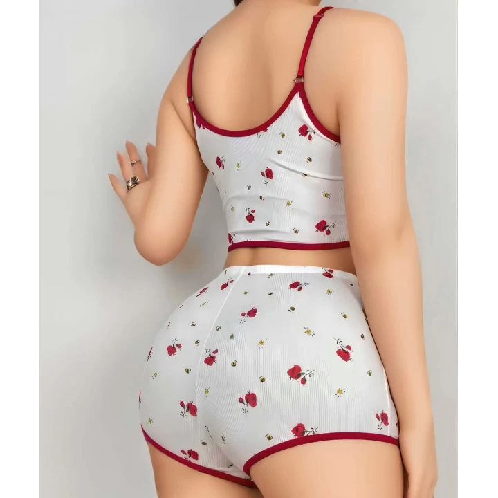 Pamuklu Beyaz Üstüne Kırmızı Gül Desen Fitilli Askılı Şortlu Pijama Takımı