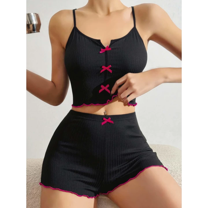 Pamuklu Siyah Üstüne Pembe Kurdelalı Fitilli Askılı Şortlu Pijama Takımı