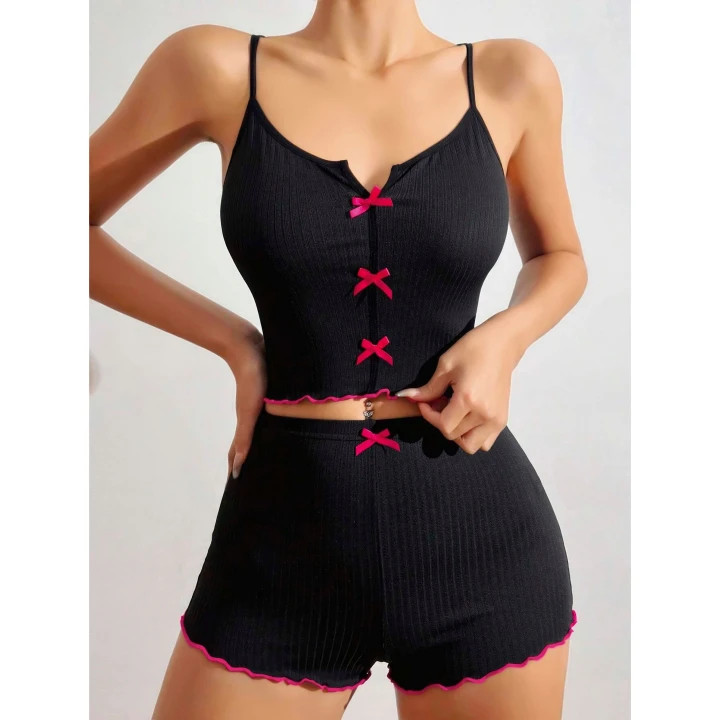 Pamuklu Siyah Üstüne Pembe Kurdelalı Fitilli Askılı Şortlu Pijama Takımı
