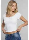 Kadın Beyaz Göğsü ve Kolları Dantelli Fiyonklu Kısa Kol Crop Top Bluz
