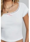 Kadın Beyaz Göğsü ve Kolları Dantelli Fiyonklu Kısa Kol Crop Top Bluz