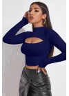 Kadın Lacivert Göğüs Dekolteli Uzun Kollu Cut Out Crop Top Bluz