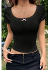 Kadın Siyah Göğsü ve Kolları Dantelli Fiyonklu Kısa Kol Crop Top Bluz