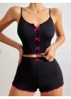 Pamuklu Siyah Üstüne Pembe Kurdelalı Fitilli Askılı Şortlu Pijama Takımı