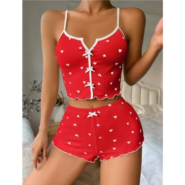 Kırmızı Üstüne Beyaz Kalp Desenli Askılı Şortlu Pijama Takımı