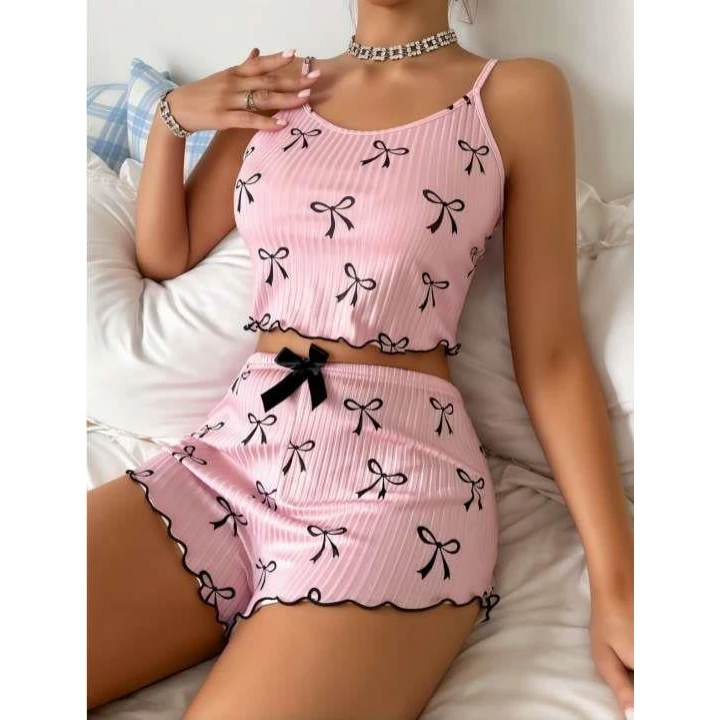 Pembe Üstüne Siyah Kurdela Desenli Askılı Şortlu Pijama Takımı