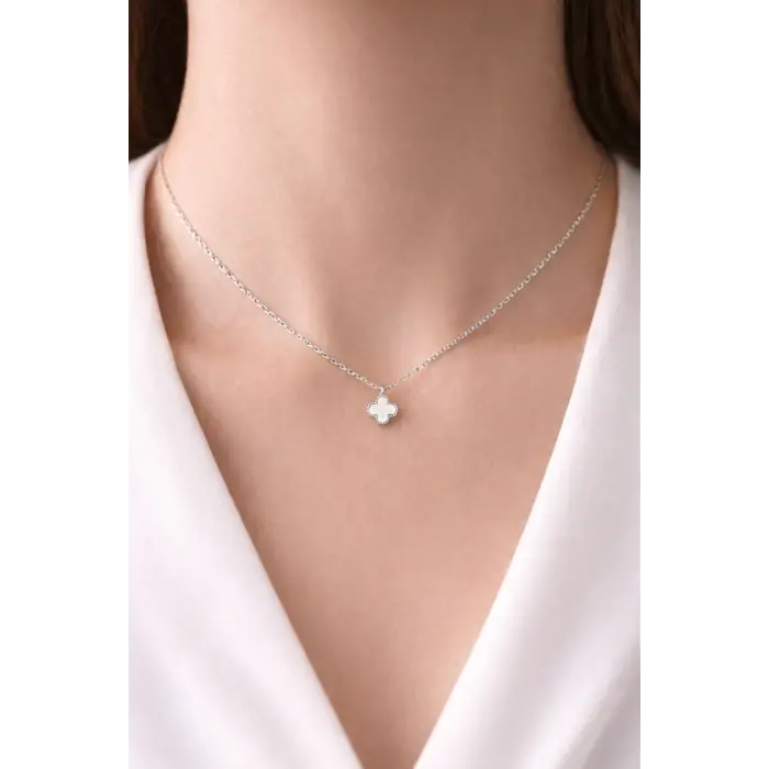 Beyaz Yonca Figürlü Çelik Kolye MODEL 17 – Kararmaz, Paslanmaz, Minimal & Şık Kadın Kolyesi