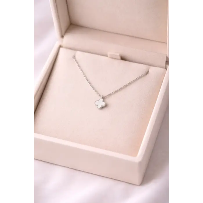 Beyaz Yonca Figürlü Çelik Kolye MODEL 17 – Kararmaz, Paslanmaz, Minimal & Şık Kadın Kolyesi