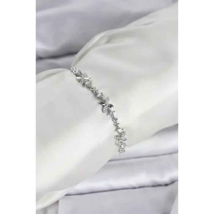 Gümüş Renk Yonca Model Zirkon Taşlı Asansörlü Kadın Bileklik