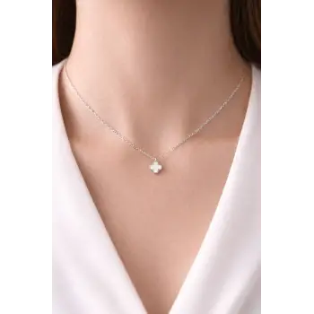 Beyaz Yonca Figürlü Çelik Kolye MODEL 17 – Kararmaz, Paslanmaz, Minimal & Şık Kadın Kolyesi