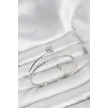 Yonca Çiçek Model Pirinç Gümüş Renk Kadın Bileklik