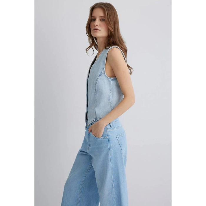 Mavi 1110448 Uc Dugmeli Kolsuz Kot Yelek - Buz Mavi