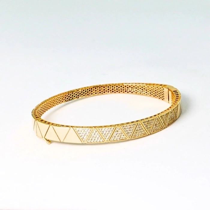 8 Ayar Altın Piramit Kelepçe