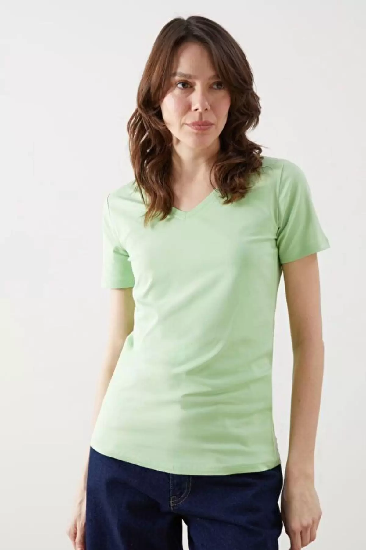 Kadın V Yaka Basic Pamuklu T-Shirt Açık Yeşil