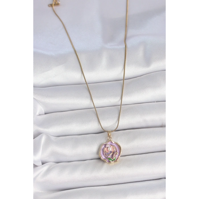 316L Çelik Gold Renk Zincir Mor Renkli Çiçek İşlemeli İnci Detay Portre Model Kadın Kolye