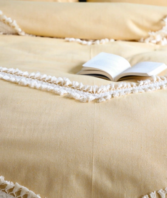 Sarı Renkli Pamuk Çift Ponponlu Tek Kişilik Nevresim Takımı(YEDEK YASTIKLI)