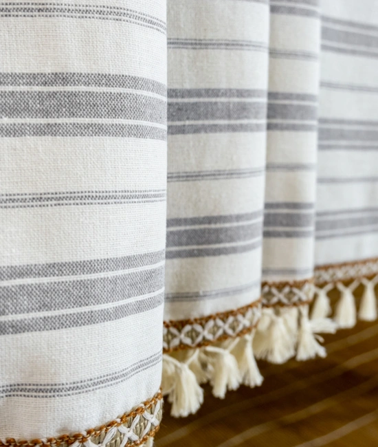 Çizgili Gri Şeritli Ponponlu Masa Örtüsü