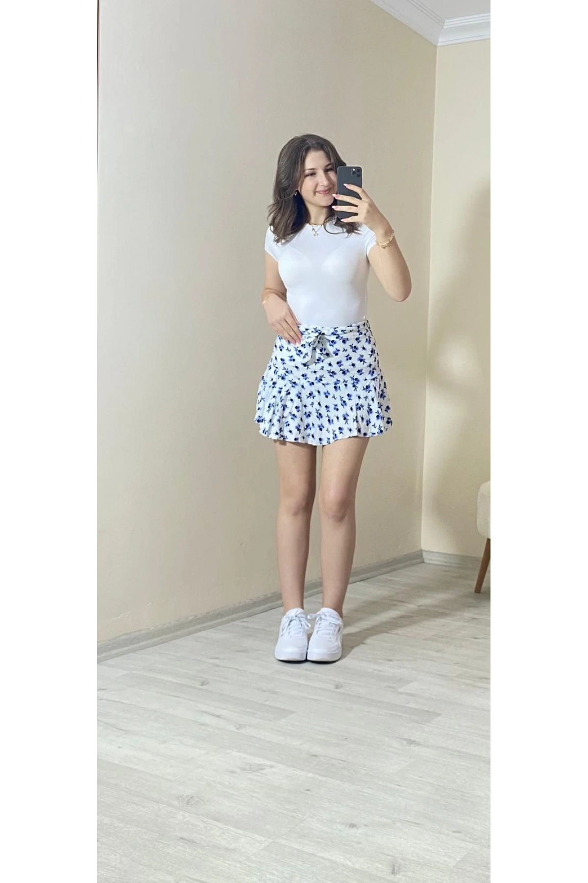 Belden Bağlama Detaylı Şort Etek Beyaz Mavi Çiçekli