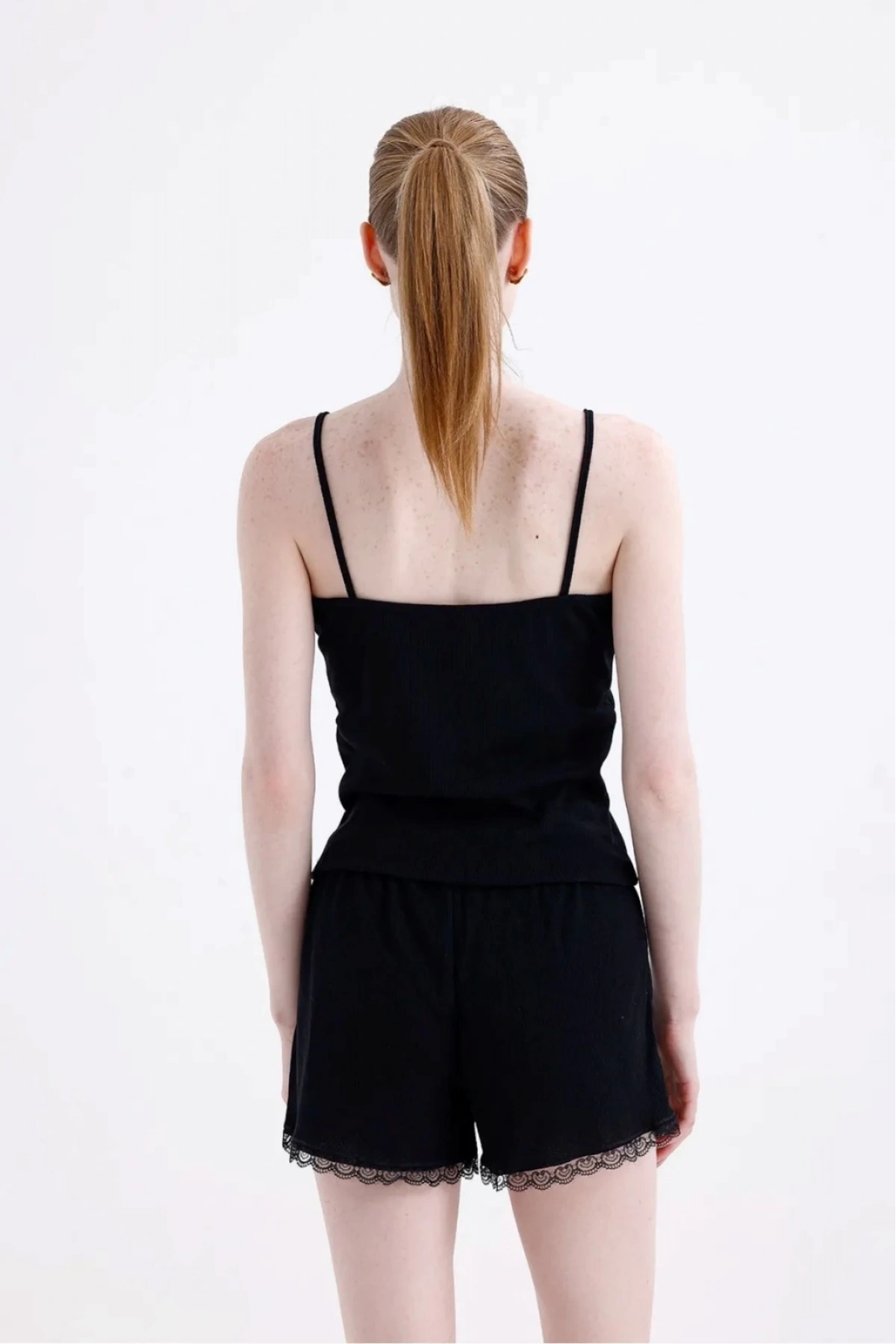 Dantel Detaylı İnce Askılı Şortlu Ev Giyim Takımı - Siyah