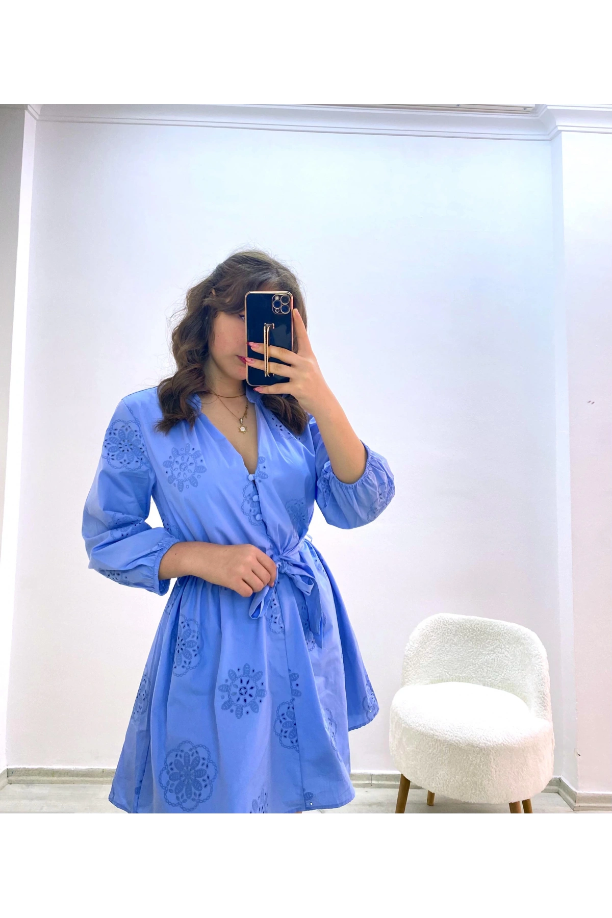 Mavi Kemerli Brode Mini Elbise