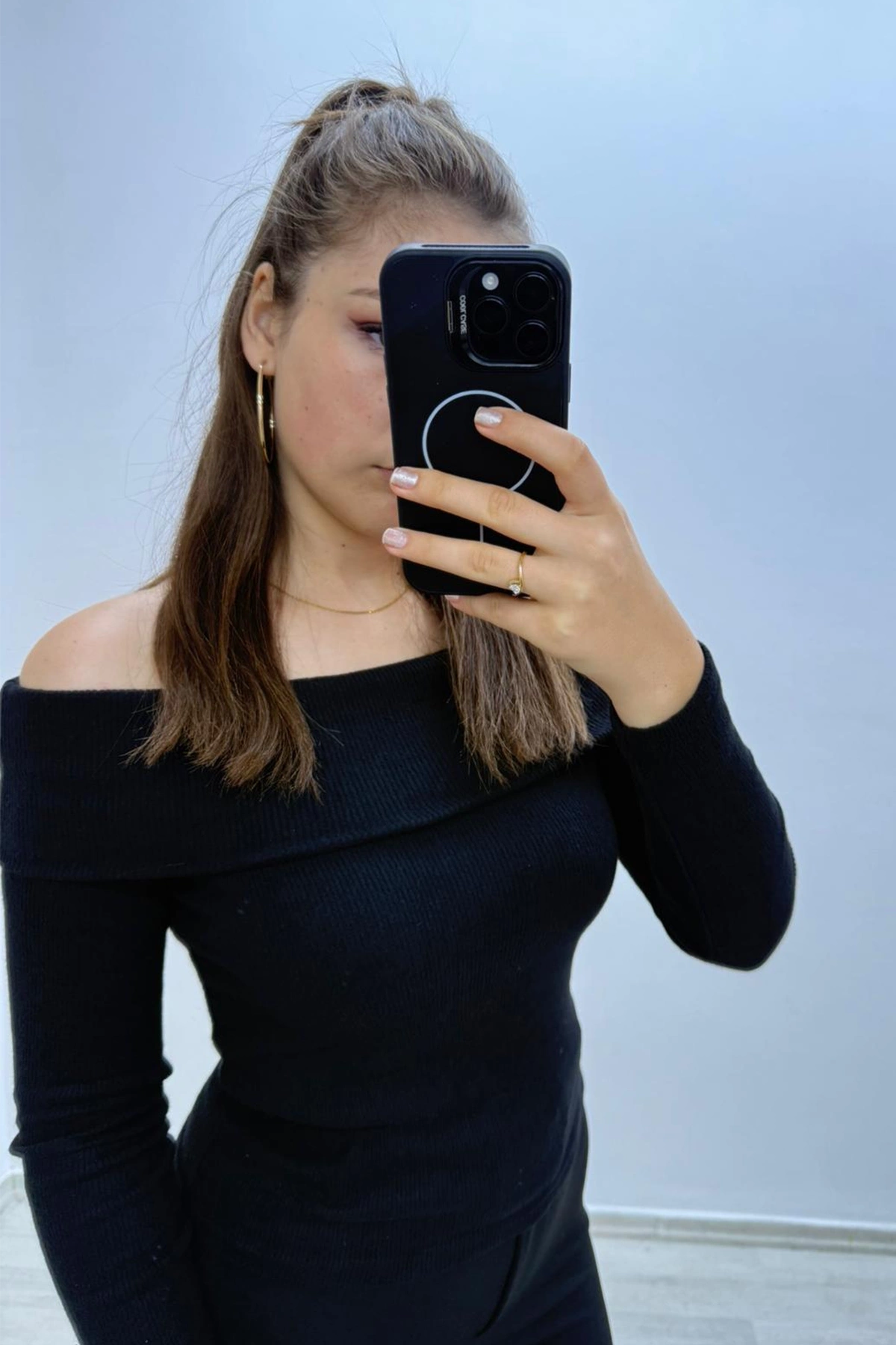 Madonna Yaka Siyah Crop Bluz