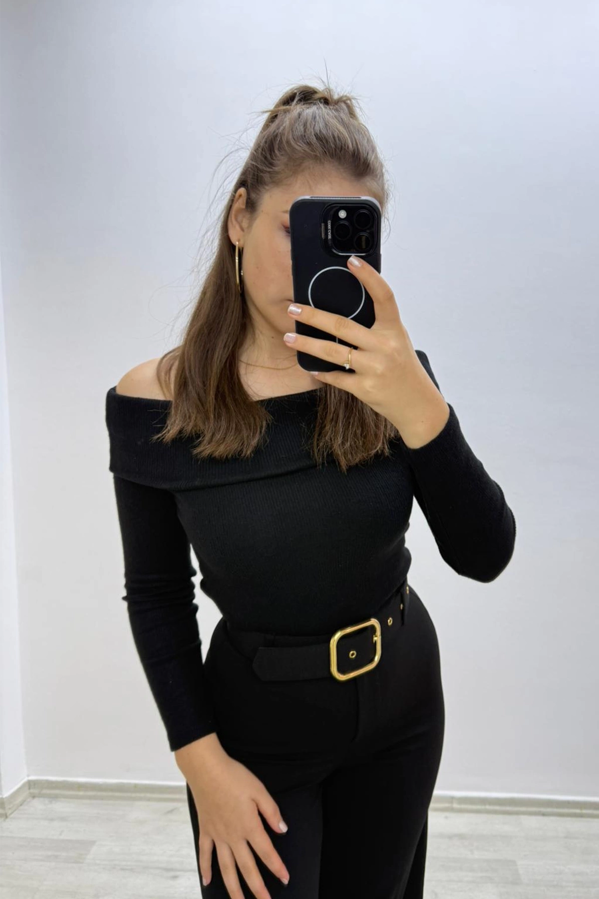 Madonna Yaka Siyah Crop Bluz