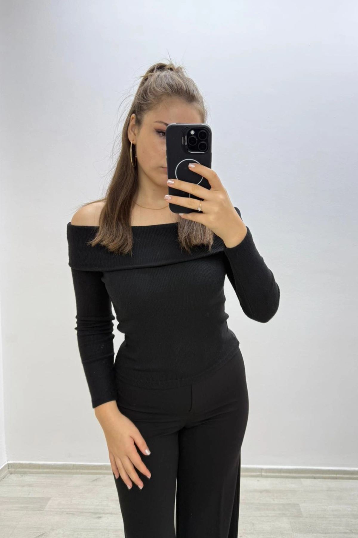 Madonna Yaka Siyah Crop Bluz