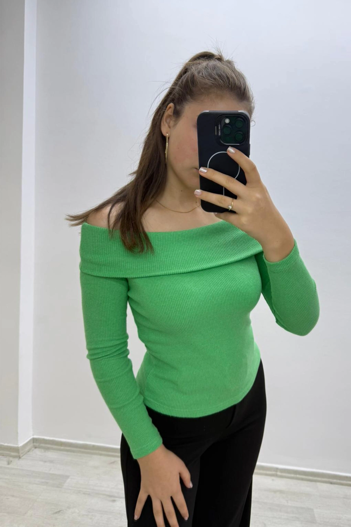 Madonna Yaka Yeşil Crop Bluz