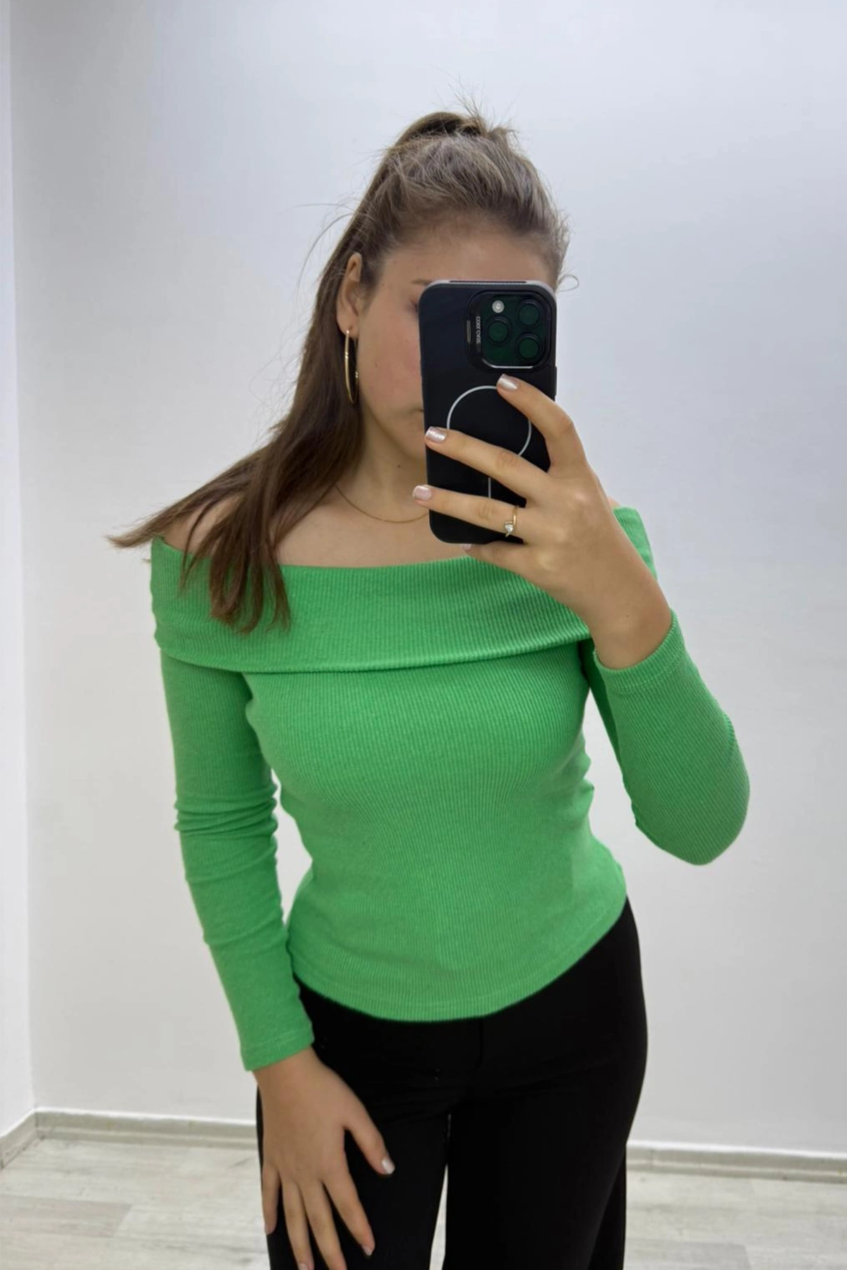 Madonna Yaka Yeşil Crop Bluz