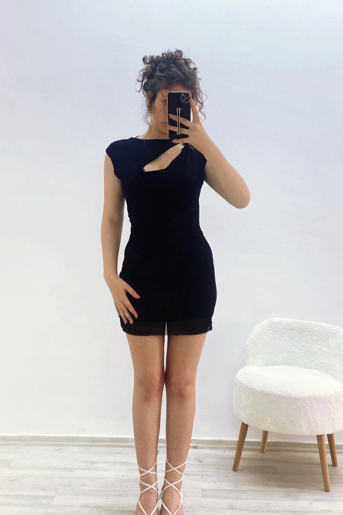 Ön Dekolteli Astarlı Tül Mini Elbise Siyah