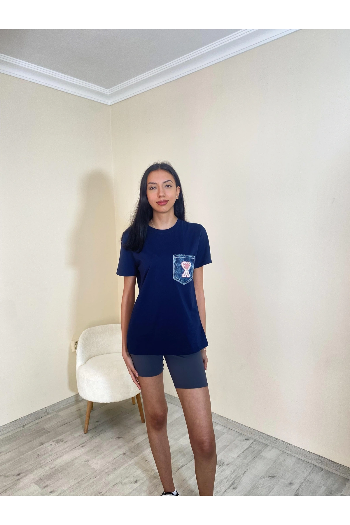 Süprem Cepli Kalp Nakışlı Oversize Tişört Lacivert