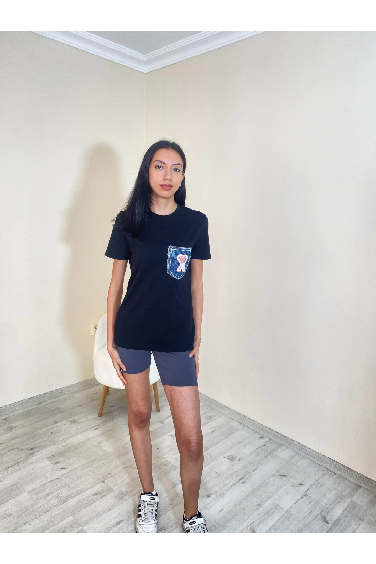 Süprem Cepli Kalp Nakışlı Oversize Tişört Siyah