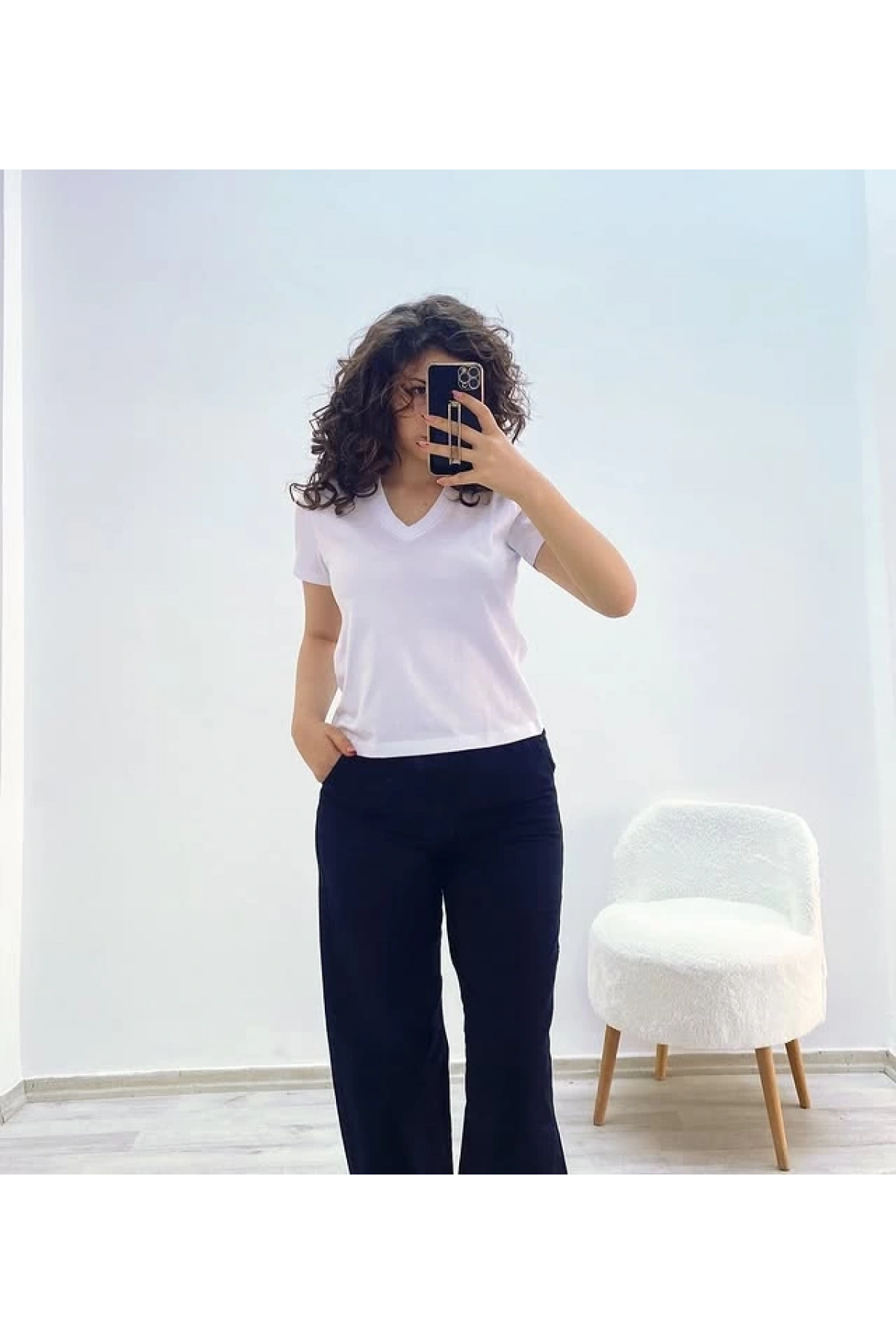 V Yaka Dokuma Beyaz Tişört