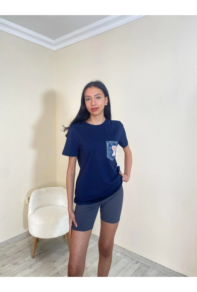 Süprem Cepli Kalp Nakışlı Oversize Tişört Lacivert