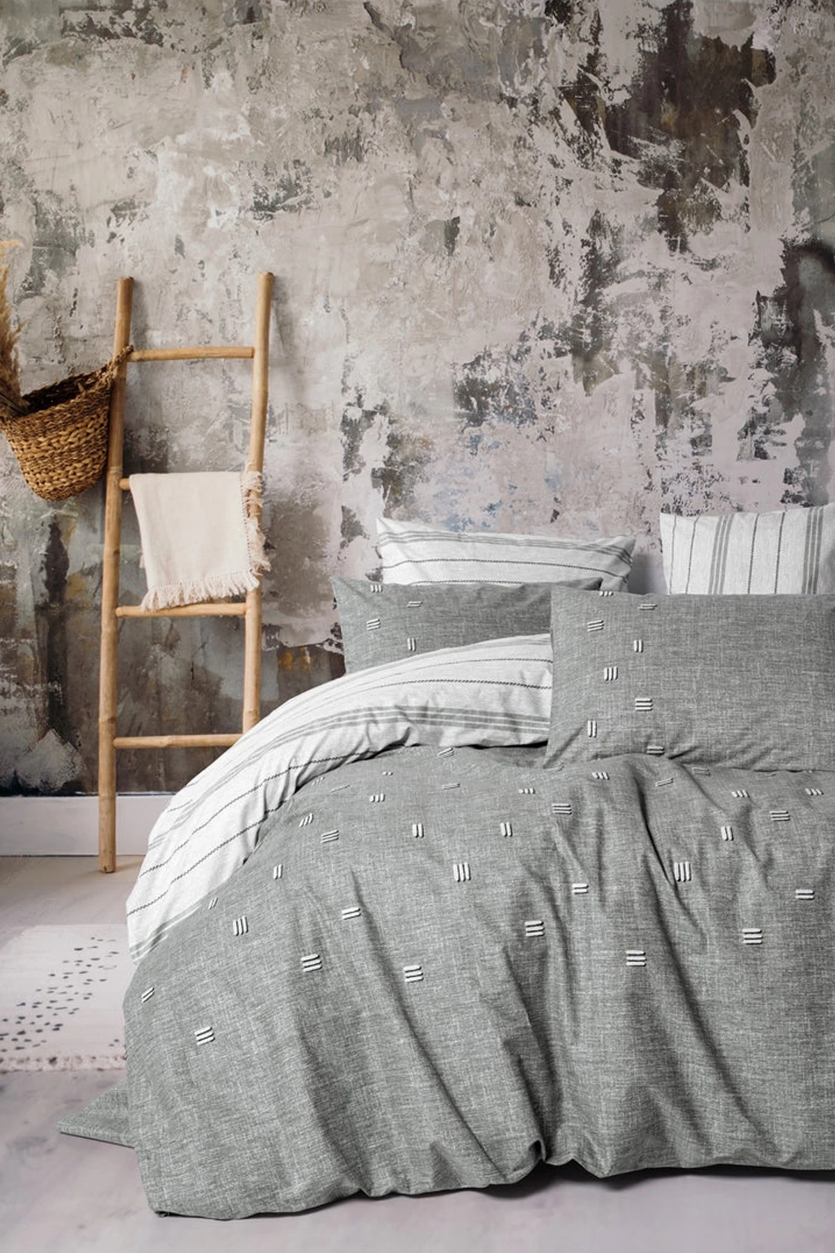 Klein Nakışlı Ranforce Çift Kişilik Nevresim Takımı Patara Gri